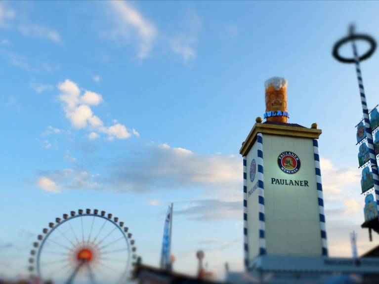 Außenansicht vom Paulaner Festzelt mit Turm.