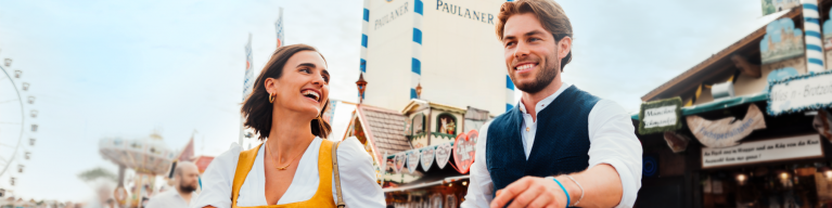 Besucher vor dem Paulaner Festzelt auf dem Münchner Oktoberfest. Besucher vor dem Paulaner Festzelt auf dem Münchner Oktoberfest.