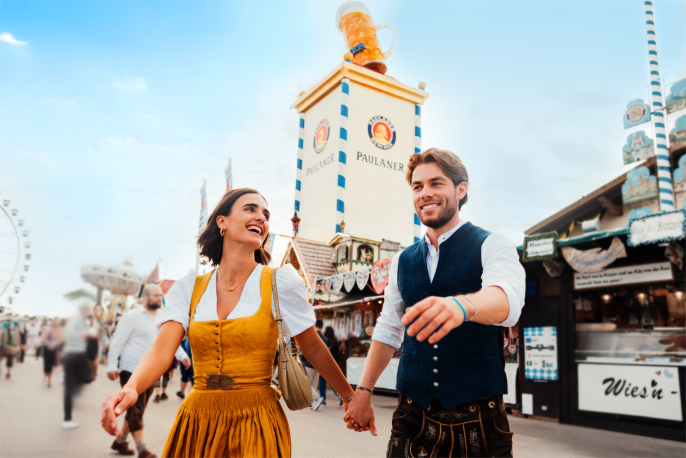 Besucher vor dem Paulaner Festzelt auf dem Münchner Oktoberfest. Besucher vor dem Paulaner Festzelt auf dem Münchner Oktoberfest.