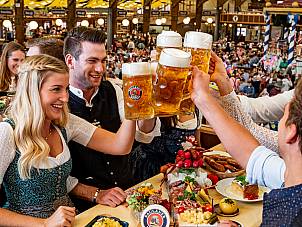 Brotzeit im Paulaner Festzelt