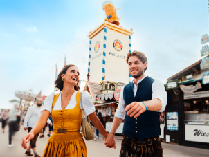 Besucher vor dem Paulaner Festzelt