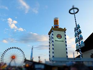 Paulaner Festzelt Außenansicht mit Paulaner-Turm