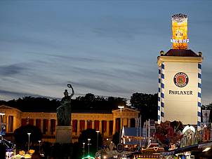 Paulaner Festzelt Außenansicht bei Nacht mit Paulaner-Turm