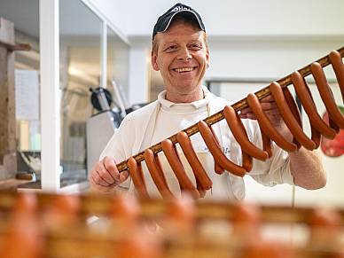 Metzgermeister Andreas Jung bei der Wurstwarenproduktion