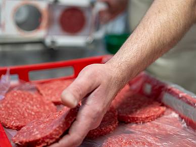 Metzgermeister Andreas Jung bei der Herstellung der Burger-Petties